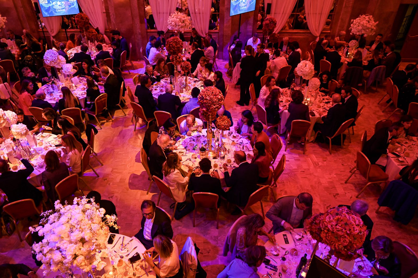 Vue d'ensemble de la salle pendant le dîner