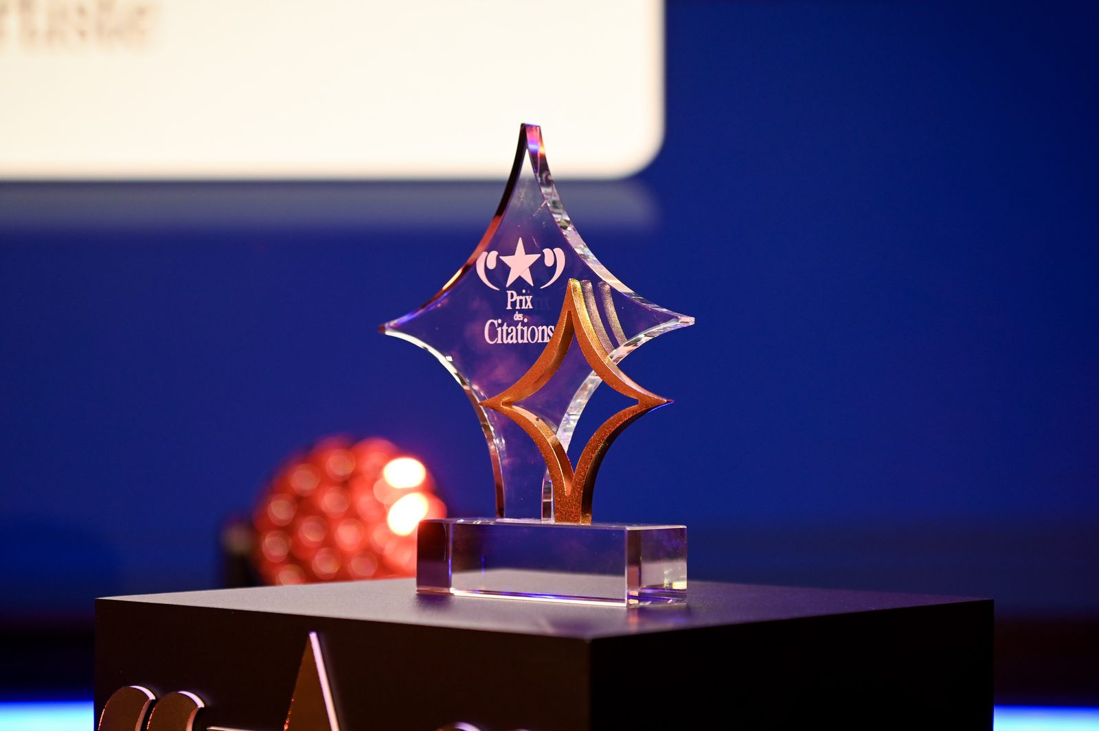 La statuette du Prix des Citations sous les projecteurs
