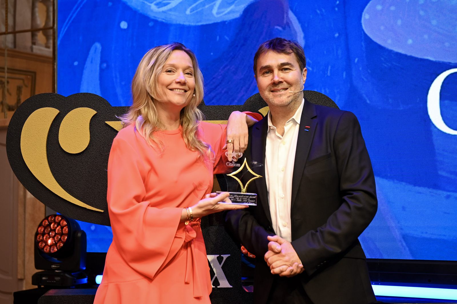 Remise d'une statuette sur scène