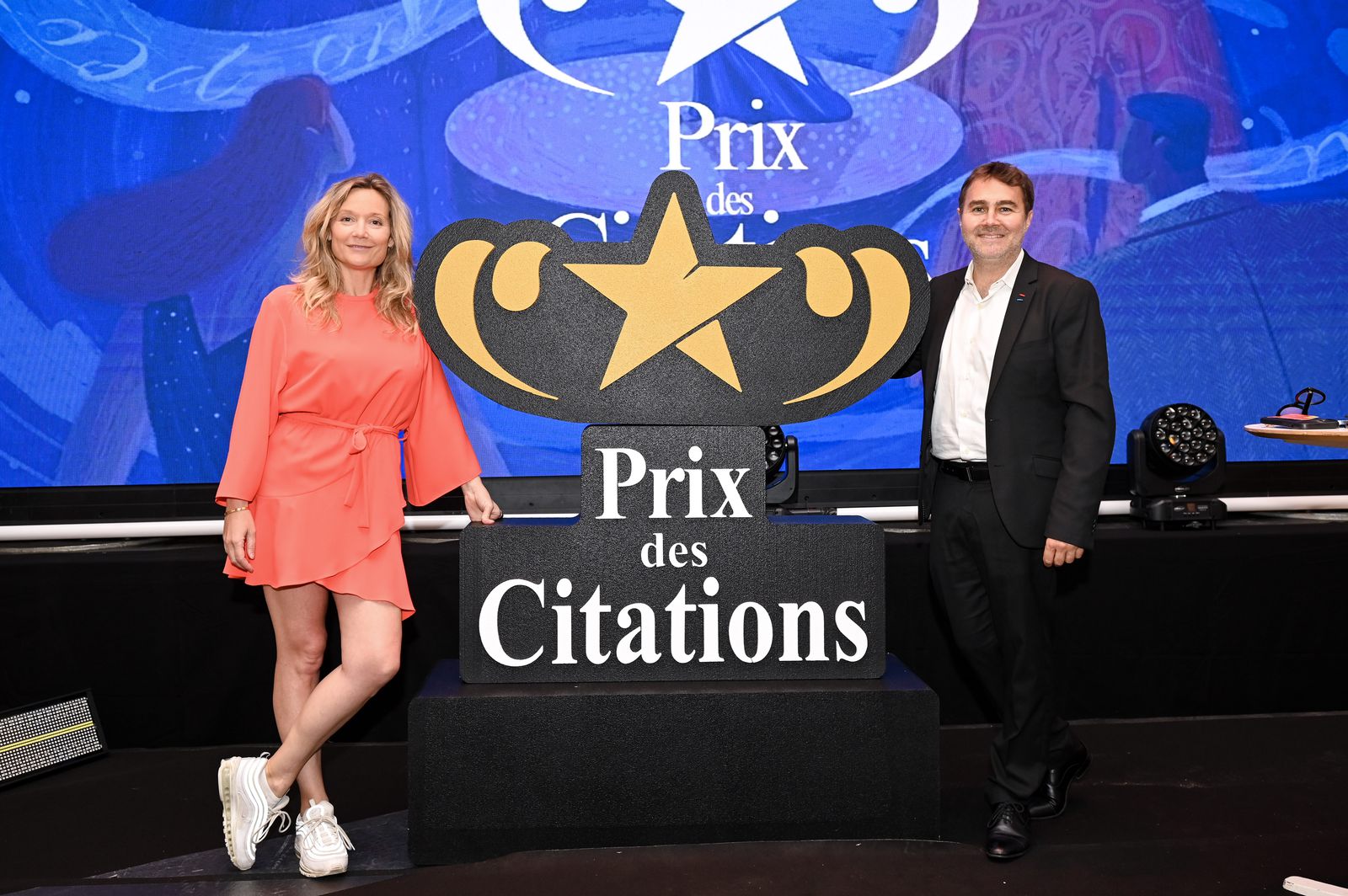 Photo officielle devant le logo du Prix